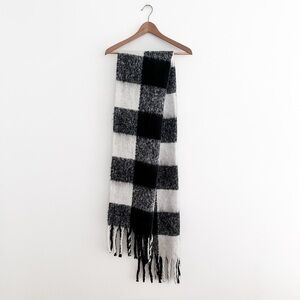 Steve Madden Oversized Buffalo Check Blanket Scarf Black White Fringe Fuzzy Wrap